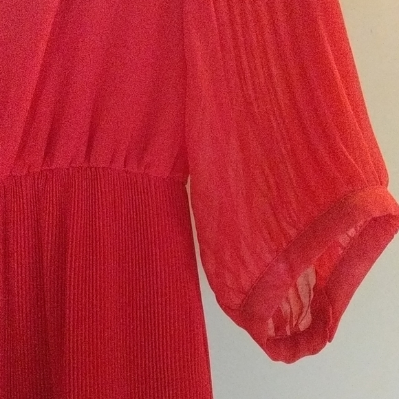 Cute red dress with pleating - Picture 2 of 4